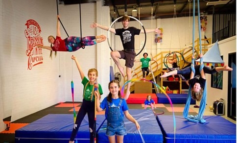 Niños en las extraescolares de circos para colegios