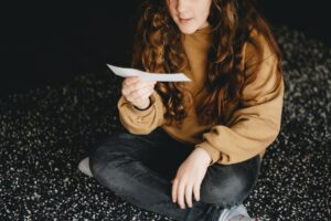 Niña leyendo una pista en una excursión scape room para colegios