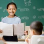 Niña exponiendo en clases de oratoria para colegios