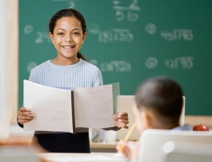 Niña exponiendo en clases de oratoria para colegios
