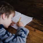 Niño en las extraescolares de chino