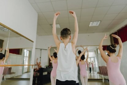 Grupo de niños y niñas en las extraescolares de ballet
