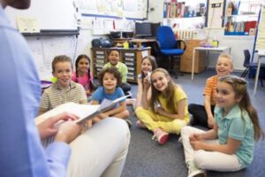 Niños en clase de cuentacuentos para colegios