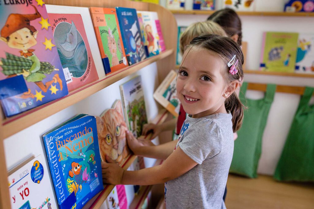 Niños en aula matinal y vespertina para colegios