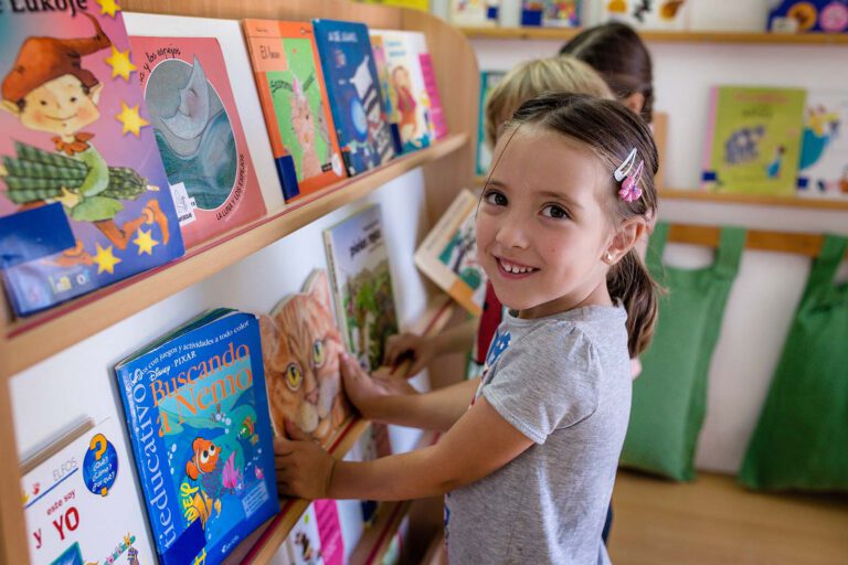 Niños en aula matinal y vespertina para colegios