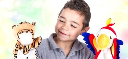 niño en las clases de marionetas para colegios