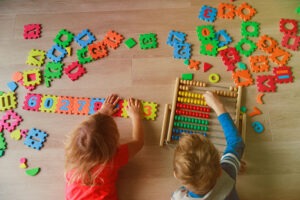Niños jugando en la extraescolar de matemáticas