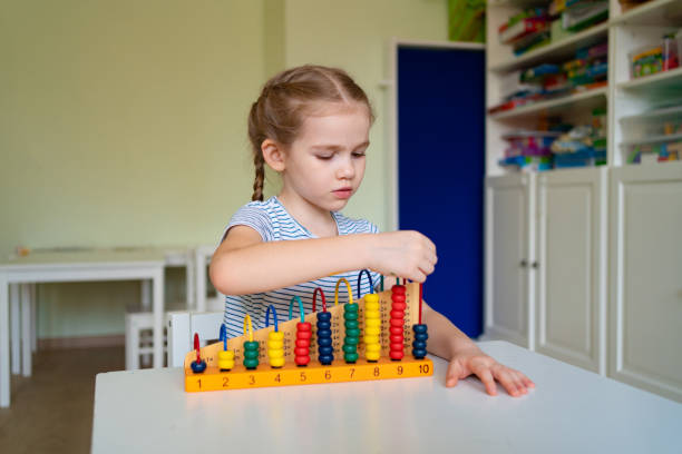 Niña con abaco en clases de matematicas para colegios