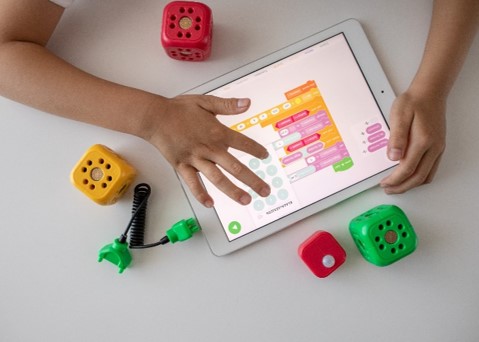 Jugando en el aula matinal para colegios