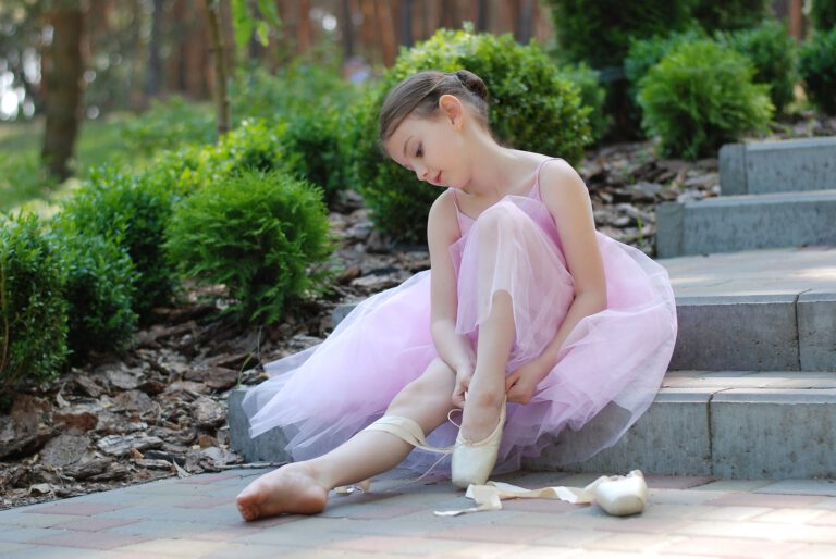 Niña con ropa de ballet en una extraescolar artística para colegios