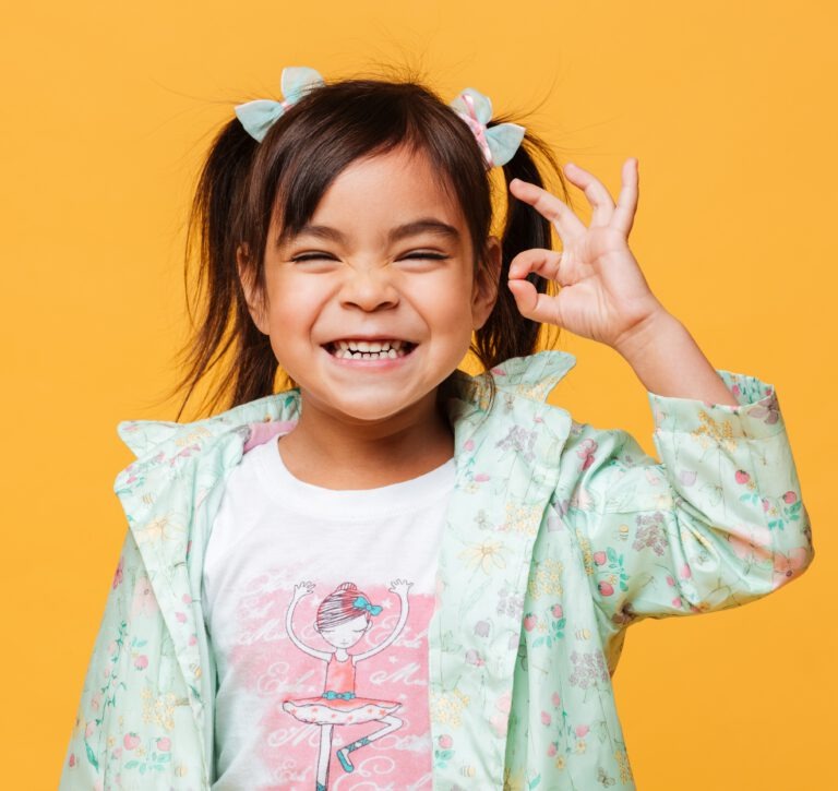 Niña sonriente en extraescolares para colegios