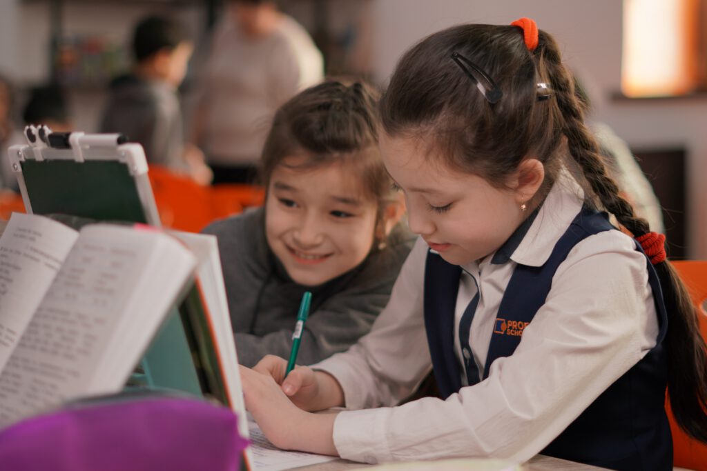 Niñas aprendiendo en extraescolares de francés para colegios