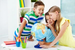 Grupo de niños en extraescolar académica para colegios
