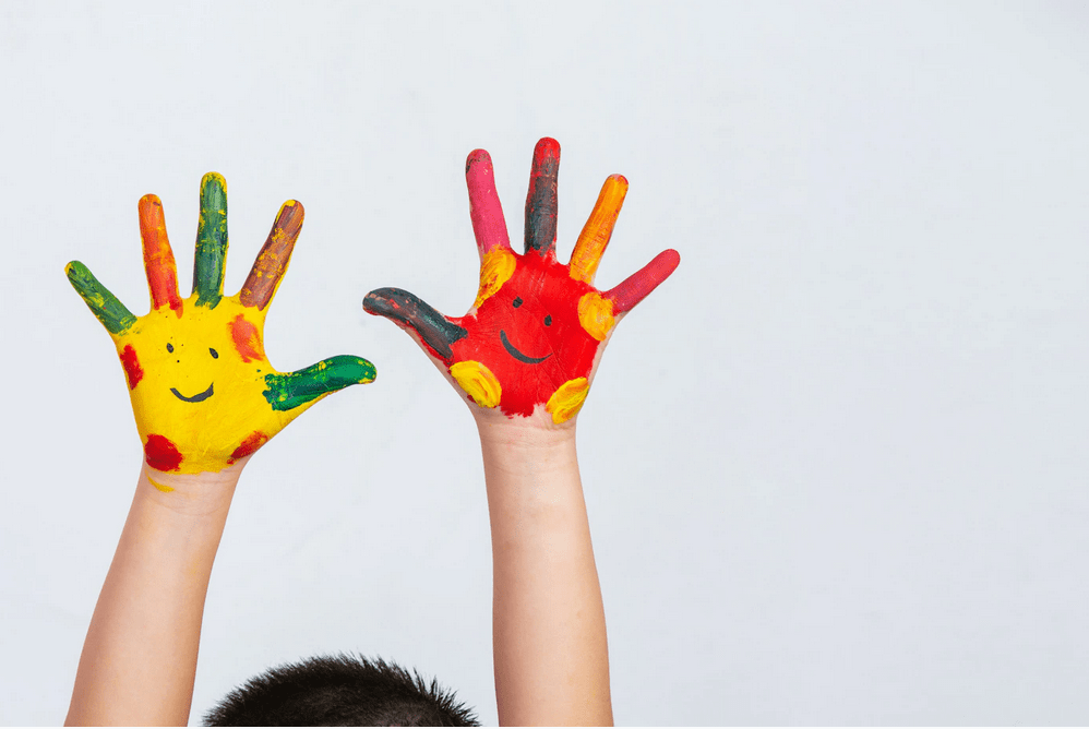 Manos de un niño pintadas